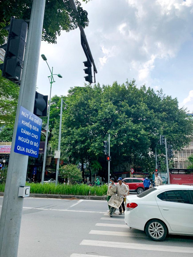 Có rất nhiều người lao động chưa được làm quen với cột đèn tín hiệu này.