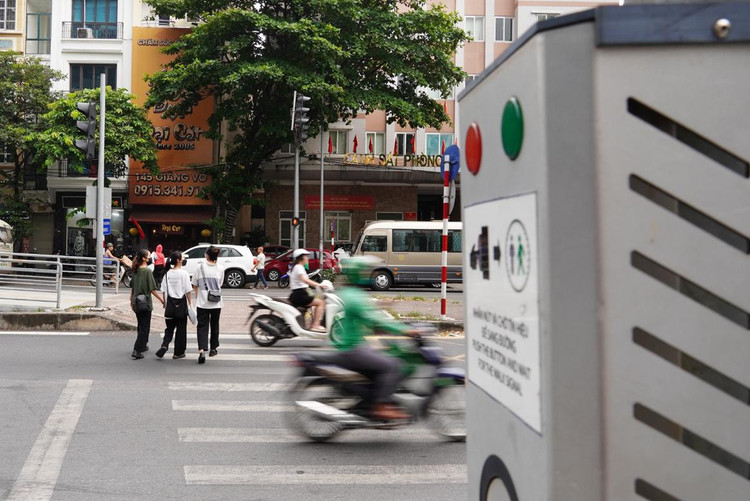 Nhiều bạn trẻ chưa biết nhấn nút khi sang đường.