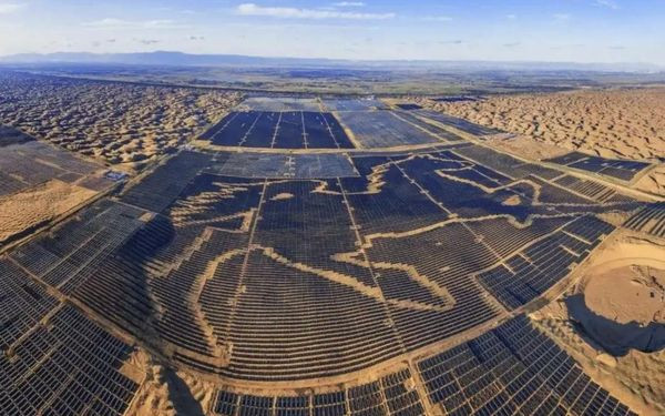 Một số lượng lớn các tấm pin mặt trời đã được xây dựng ở sa mạc Kubuqi. (Ảnh: Tân Hoa Xã)