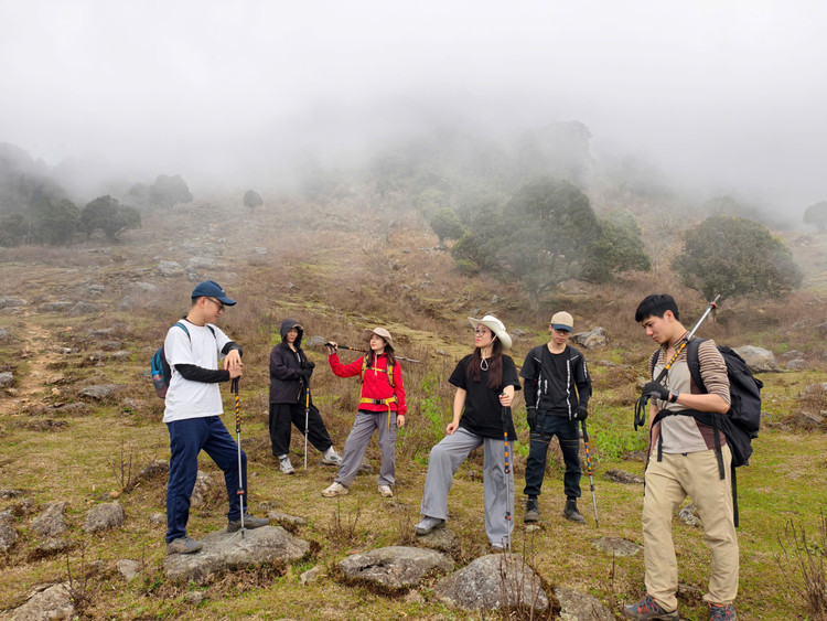Đầu năm nhóm bạn trẻ rủ nhau chinh phục đỉnh Tà Chì Nhù - Ảnh: NVCC