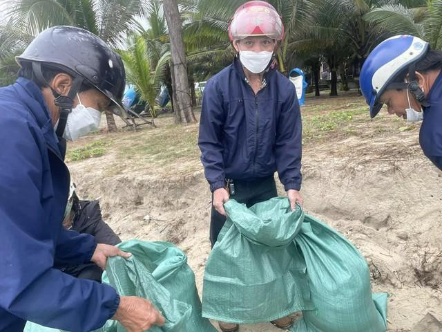 Nhiều lực lượng được huy động để gia cố khẩn cấp bờ biển Mỹ Khê.