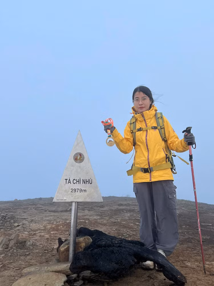 Chị Lê Trang chinh phục đỉnh Tà Chì Nhù - Ảnh: NVCC