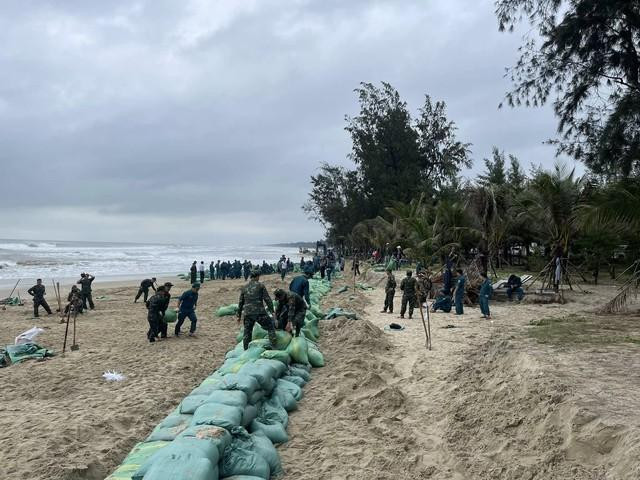 Khoảng 350 người gồm các lực lượng được huy động hỗ trợ việc đắp bờ bao chắn sóng.