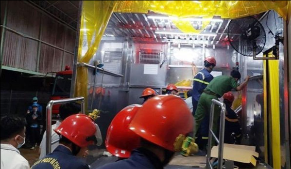 Lực lượng chức năng kịp thời cứu nạn nhân bị rơi vào máy cuốn cơm dừa.