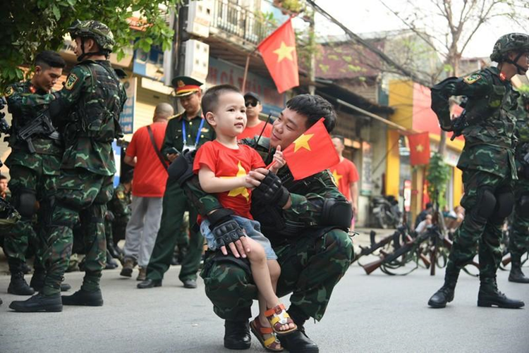 Các em nhỏ cũng theo cha mẹ "tiếp sức" cho chiến sĩ. Các em nhỏ cũng theo cha mẹ "tiếp sức" cho chiến sĩ.