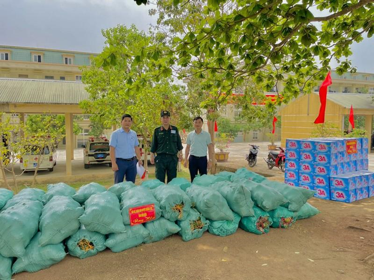 Trao tặng dứa quả, nước lọc cho các đơn vị tham gia luyện tập diễu binh, diễu hành tại Sân vận động tỉnh, chào mừng Lễ kỷ niệm 70 năm Chiến thắng Điện Biên Phủ. Trao tặng dứa quả, nước lọc cho các đơn vị tham gia luyện tập diễu binh, diễu hành tại Sân vận động tỉnh, chào mừng Lễ kỷ niệm 70 năm Chiến thắng Điện Biên Phủ.