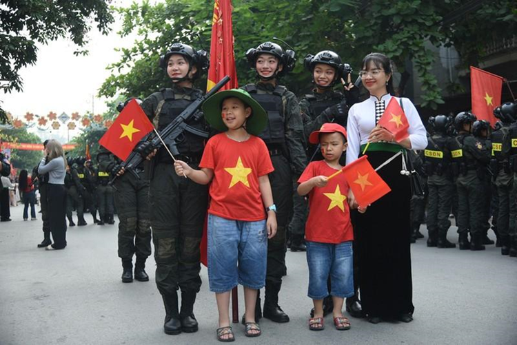 Tình cảm quân dân ấm áp.