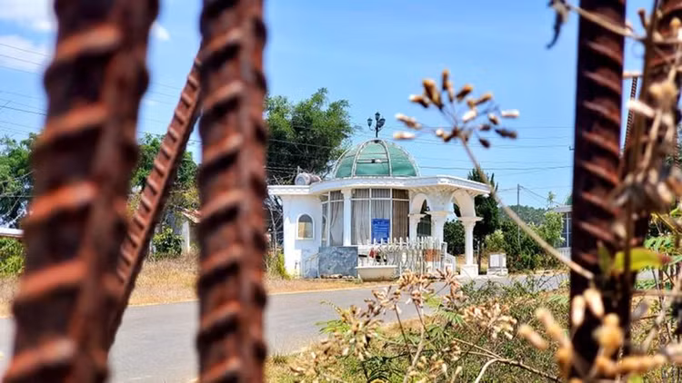 Cả dự án nay vẫn chỉ có vài căn chòi lèo tèo, sắt thép hoen gỉ, cỏ mọc um tùm.