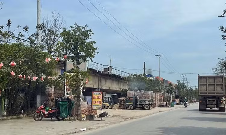 Hàng loạt công trình “xẻ thịt” gầm cầu Thăng Long. Ảnh: Mạnh Hưng