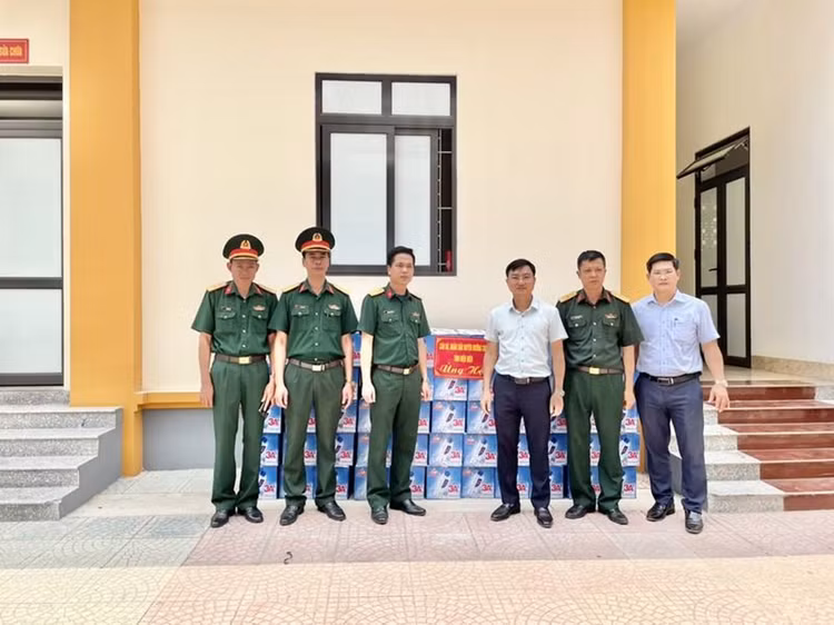 Đồng chí Nguyễn Trường Giang (thứ 4 từ trái sang), Phó Bí thư Thường trực Huyện ủy, Chủ tịch HĐND cùng đoàn công tác huyện Mường Chà trao tặng dứa quả, nước lọc cho các đơn vị tham gia luyện tập diễu binh, diễu hành tại Sân vận động tỉnh.