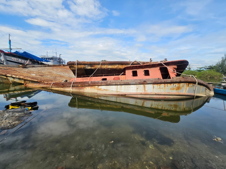 Theo người dân, khu vực vịnh Mân Quang bị ô nhiễm rác thải từ nhiều năm qua nhưng chưa được xử lý triệt để. Tại khu neo đậu tàu thuyền của ngư dân, xác tàu mục nát nằm ngổn ngang. Tàu đánh cá, sà lan bị hỏng, vứt bỏ tiềm ẩn nguy hiểm.