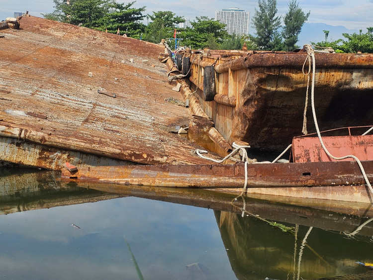 Anh P., một ngư dân đang neo đậu tàu tại đây, cho biết, các tàu cá, sà lan hỏng bỏ lại tại khu vực vịnh đã lâu, không biết khi nào mới được xử lý. &quot;Không chỉ tạo ra cảnh nhếch nhác, tiềm ẩn nhiều nguy hiểm, các tàu, sà lan hỏng còn chiếm diện tích, ảnh hưởng neo đậu của tàu thuyền mỗi khi mùa mưa bão đến&quot;, anh P. nói.