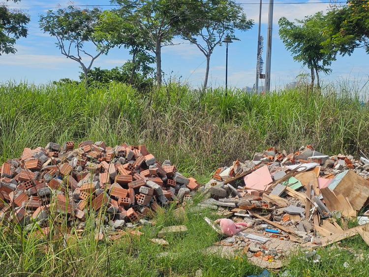 Một người dân câu cá gần đó cho biết, khu vực vịnh này trở thành nơi đổ trộm rác thải từ nhiều năm qua, dọn xong &quot;đâu lại vào đó&quot;.
