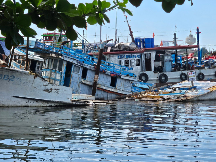 Qua bao mùa mưa bão, xác tàu đổi màu theo thời gian vẫn chưa được trục vớt. Nước biến thành màu đen kịt với lềnh bềnh đủ loại rác thải. Từng mảnh tàu vỡ dạt vào bờ, xà bần, rác thải bủa vây khu vực vịnh Đà Nẵng khiến môi trường ô nhiễm, mất mỹ quan đô thị.