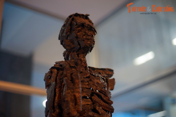 Tượng &quot;Bà mẹ&quot; làm từ các mảnh bom Mỹ là tác phẩm do nghệ sĩ Nguyễn Hoàng Huy (tỉnh Tây Ninh) sáng tác đầu thập niên 1990, được trưng bày tại Bảo tàng Chứng tích chiến tranh. Tác phẩm khiến không ít người phải lặng người trước sự tàn khốc của cuộc chiến tranh.