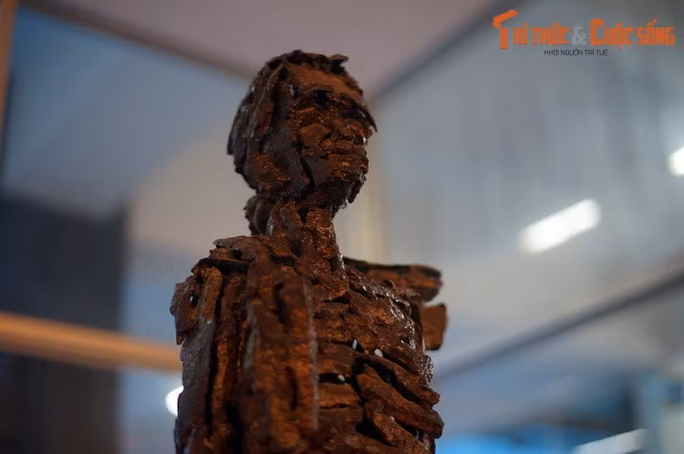 Tượng "Bà mẹ" làm từ các mảnh bom Mỹ là tác phẩm do nghệ sĩ Nguyễn Hoàng Huy (tỉnh Tây Ninh) sáng tác đầu thập niên 1990, được trưng bày tại Bảo tàng Chứng tích chiến tranh. Tác phẩm khiến không ít người phải lặng người trước sự tàn khốc của cuộc chiến tranh.