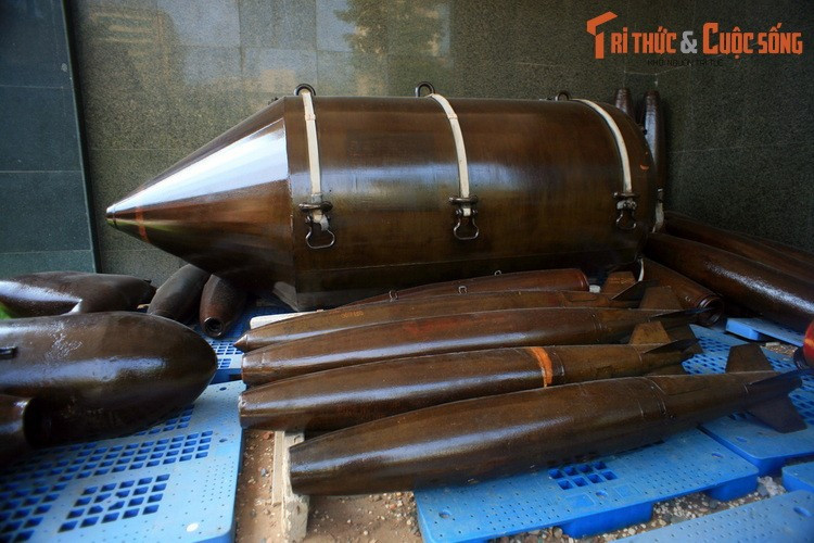 Bom chùm CBU - 55B được trưng bày trong Bảo tàng. Loại vũ khí hủy diệt này được sử dụng lần đầu tiên ở Quảng Trị năm 1972.