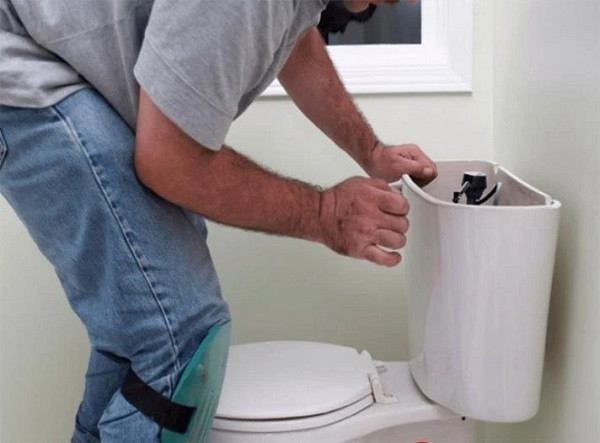 Ảnh 1: Thiết bị vệ sinh trôi nổi thường hay gặp tình trạng hư hỏng do độ bền kém. Ảnh: Minh họa