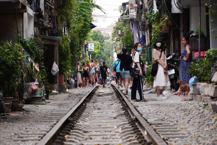 Đoạn cà phê đường tàu bên phố Điện Biên Phủ, thuộc quận Ba Đình vẫn có thể đi lại được nên du khách tranh thủ ra check-in.