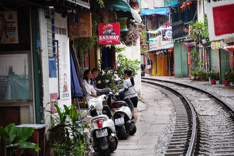 Tất cả các hàng quán đều đã thực hiện đóng cửa, tuy nhiên do đây là khu dân sinh nên vẫn còn có hoạt động của người dân.