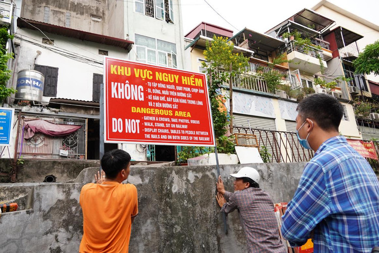 UBND phường Cửa Đông đang lắp thêm biển hướng dẫn người dân không tụ tập khu vực không được phép đoạn trên phố Phùng Hưng.