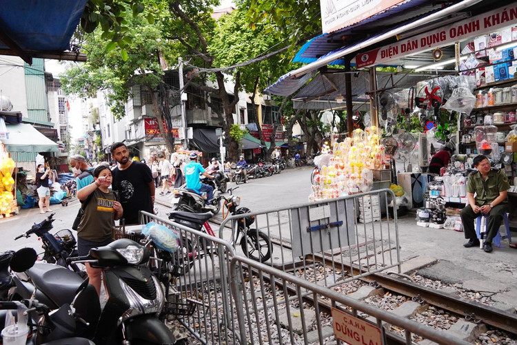 Chiều 14/9, lãnh đạo UBND quận Hoàn Kiếm cho biết sẽ tạm đóng cửa &apos;phố cà phê đường tàu&apos;, đồng thời thu hồi giấy phép các hộ kinh doanh vi phạm an toàn hành lang an toàn đường sắt.
