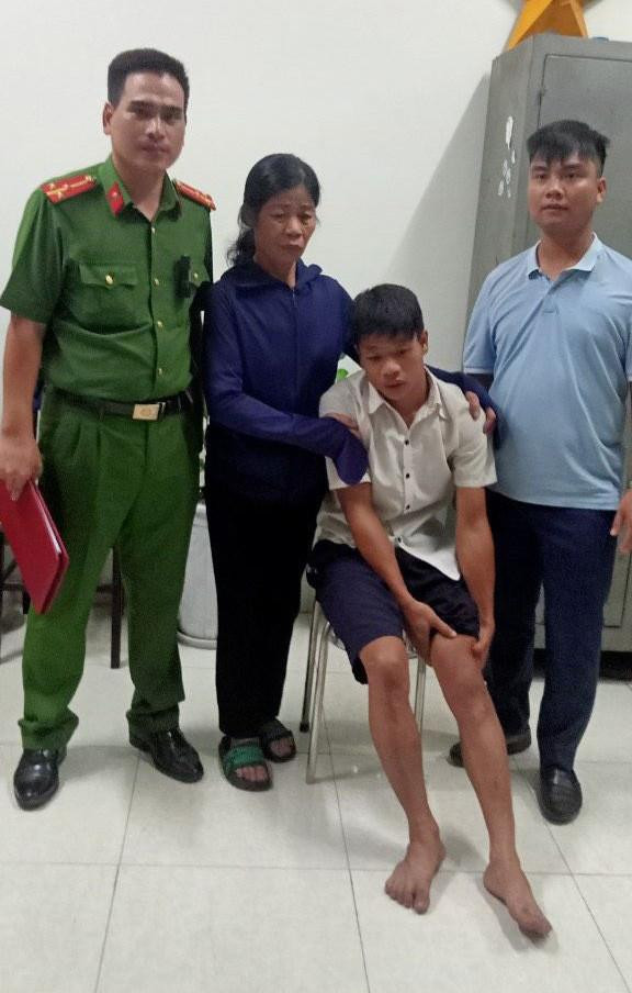 Pha chộp chân cứu sống nam thanh niên nhảy cầu tự tử trong đêm ảnh 2