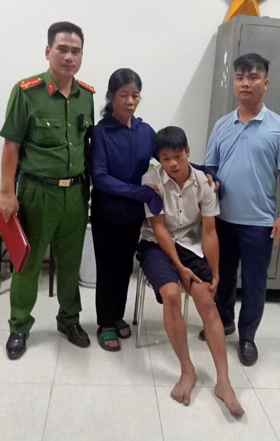 Pha chộp chân cứu sống nam thanh niên nhảy cầu tự tử trong đêm ảnh 2