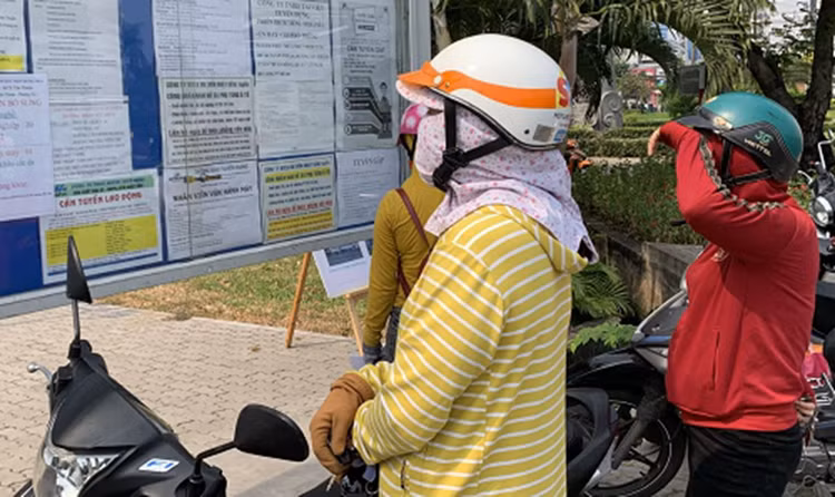 Mức giảm trừ gia cảnh thấp, trong khi vật giá leo thang khiến người lao động vẫn phải đóng thuế dù không đủ chi tiêu. Mức giảm trừ gia cảnh thấp, trong khi vật giá leo thang khiến người lao động vẫn phải đóng thuế dù không đủ chi tiêu.