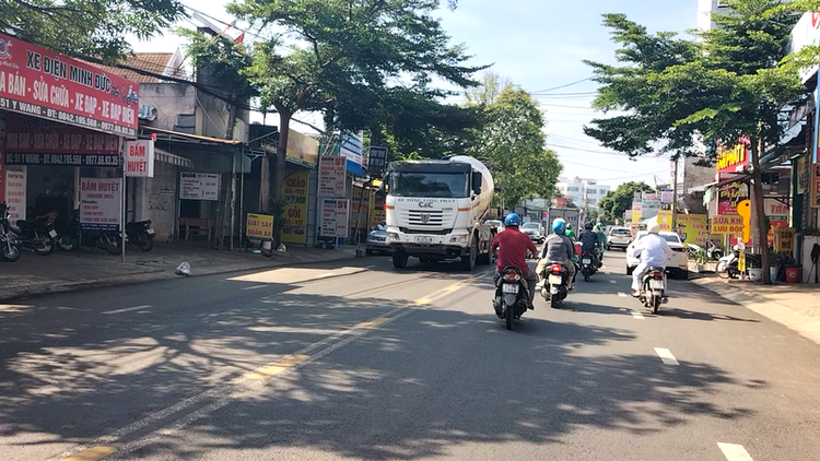 Xe chở bê tông Long Phát thường xuyên di chuyển trên các tuyến đường trong địa phận trung tâm thành phố Buôn Ma Thuột và giờ hành chính.