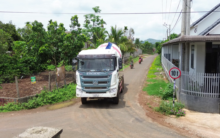 Xe chở bê tông Long Phát mang biển kiểm soát 47C – 256.26 vô tư lưu thông trên đường liên thôn có cắm biển giới hạn tải trọng 10 tấn.