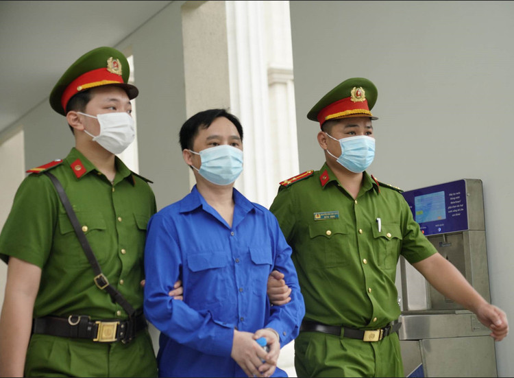 Đỗ Thành Nhân bị lực lượng chức năng dẫn giải tới tòa.