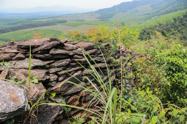 Thành đá cổ được xây dựng hoàn toàn bằng đá tự nhiên. Thành đá cổ được xây dựng hoàn toàn bằng đá tự nhiên.