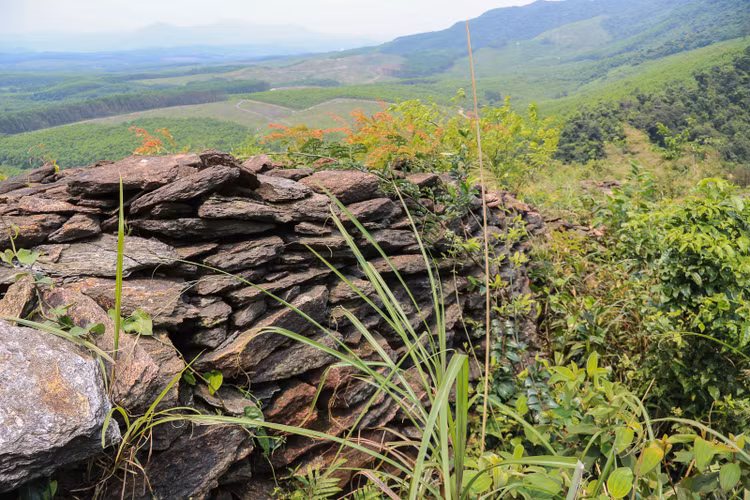 Thành đá cổ được xây dựng hoàn toàn bằng đá tự nhiên.