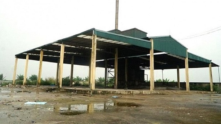 Năm 2018, UBND xã Hoà Lộc đã cho xây dựng lò đốt chất thải rắn sinh hoạt trên diện tích hơn 3.000m2 đất nông nghiệp, với tổng mức đầu tư khoảng 5,2 tỷ đồng bằng nguồn ngân sách của địa phương. Theo thiết kế, công trình lò đốt rác này này đảm bảo việc xử lý rác thải cho 2 xã Hòa Lộc và Xuân Lộc, huyện Hậu Lộc. Tuy nhiên, gần một năm nay lò đốt rác này đã ngừng hoạt động.