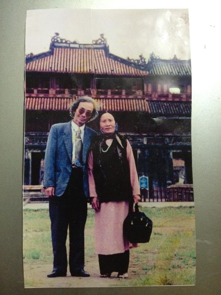 Nhà văn Nguyễn Ngọc Lân và vợ.