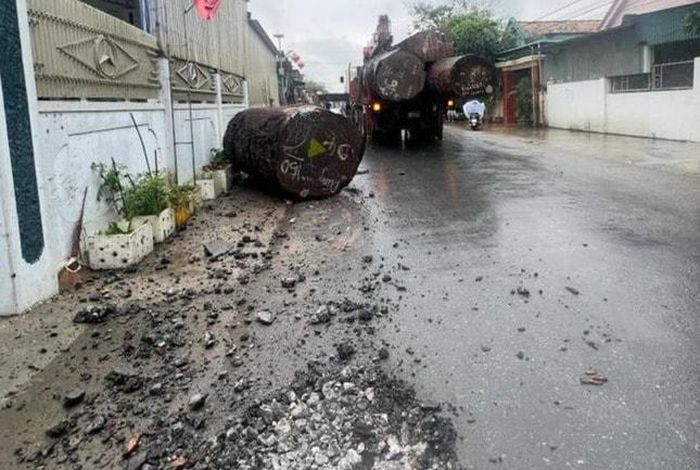 Co gai thoat chet gang tac khi khoi go “khung” roi xuong duong