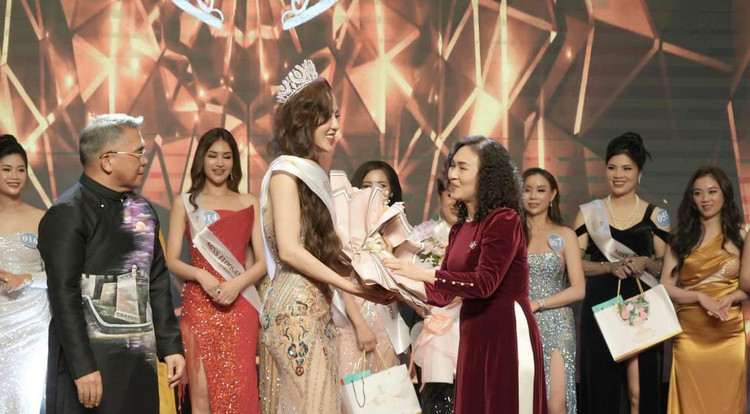 Lương Thị Thùy Dung đăng quang Hoa hậu doanh nhân Đông Nam Á 2023.