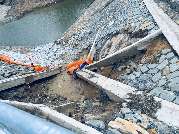 Công trình hồ chứa nước Đất Dốc tại huyện Côn Đảo đang trong giai đoạn tích nước, thử tải thì bị sụt lún và sạt lở.