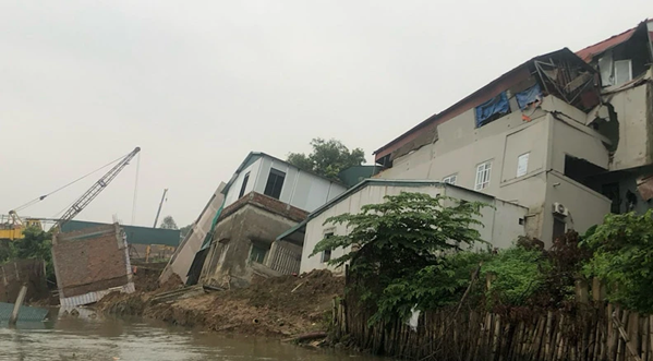 Hình ảnh tuyến đê hữu Cầu bị sạt trượt tháng 3/2024 khiến nhiều nhà dân bị trôi xuống sông. Ảnh: Báo Nhân Dân.