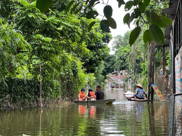 Thôn Nhân Lý (xã Nam Phương Tiến, huyện Chương Mỹ, Hà Nội) chìm trong biển nước. Ảnh: Phong Linh. Thôn Nhân Lý (xã Nam Phương Tiến, huyện Chương Mỹ, Hà Nội) chìm trong biển nước. Ảnh: Phong Linh.