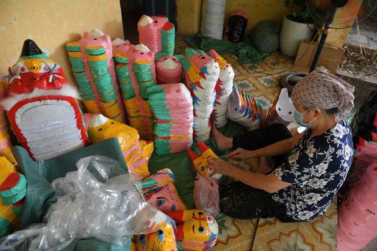 Lý giải về tên gọi mặt nạ giấy bồi, ông Đông cho hay, do đồ chơi truyền thống được làm bằng giấy và bồi bằng thủ công nên được người dân nôm na gọi là mặt nạ giấy bồi.