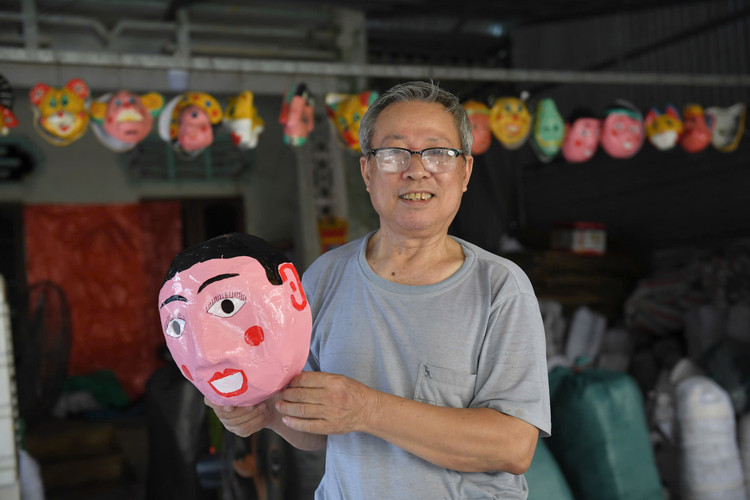 Theo ông Vũ Huy Đông, chủ một cơ sở sản xuất đồ chơi Trung thu tại Hưng Yên, nghề sản xuất đồ chơi dân gian của gia đình ông có từ hơn 40 năm trước. Ngày xưa, Hợp tác xã chuyên làm trống, sau đó, các gia đình tự kinh doanh. Đến nay, một số gia đình không giữ nghề này nữa, chỉ còn một vài hộ còn bám trụ với nghề.