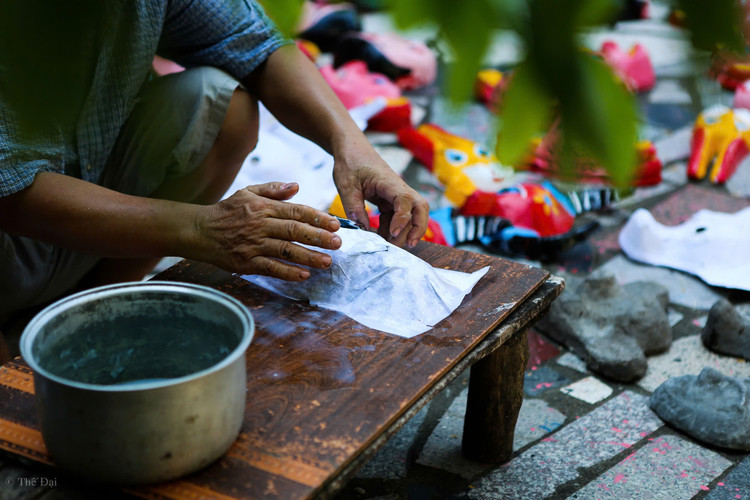 Cũng theo ông Đông, hoàn thiện một chiếc mặt nạ phải thực hiện 3 công đoạn: Bồi thô, sơn vẽ và hoàn thiện đóng gói. Mặt nạ được tạo hình bằng cách bồi giấy bìa, giấy trắng lên khuôn xi măng đúc sẵn, sử dụng hồ bột sắn kết dính các lớp giấy. Sau khi phơi khô, mặt nạ giấy trắng được người thợ sơn, vẽ tay, thổi hồn trở thành những hình thù ngộ nghĩnh.