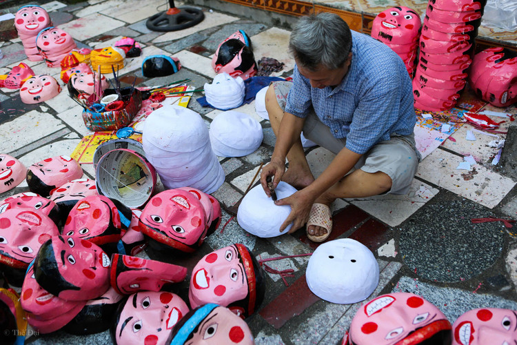 "Khâu vẽ là khó nhất, người có kinh nghiệm lâu năm mới được vẽ, bởi phải thể hiện được hồn của nhân vật. Ví dụ, vẽ Tễu nữ khác là có cái khăn vấn, còn Tễu nam không có khăn vấn, mà có râu”, ông Đông chia sẻ.