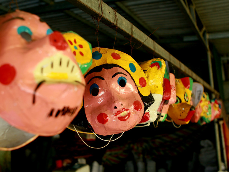 Dù không thể phát sáng hay gắn pin điện tử, những đồ chơi truyền thống như mặt nạ giấy bồi vẫn có sức hấp dẫn, trở thành món quà yêu thích của trẻ nhỏ và phụ huynh.