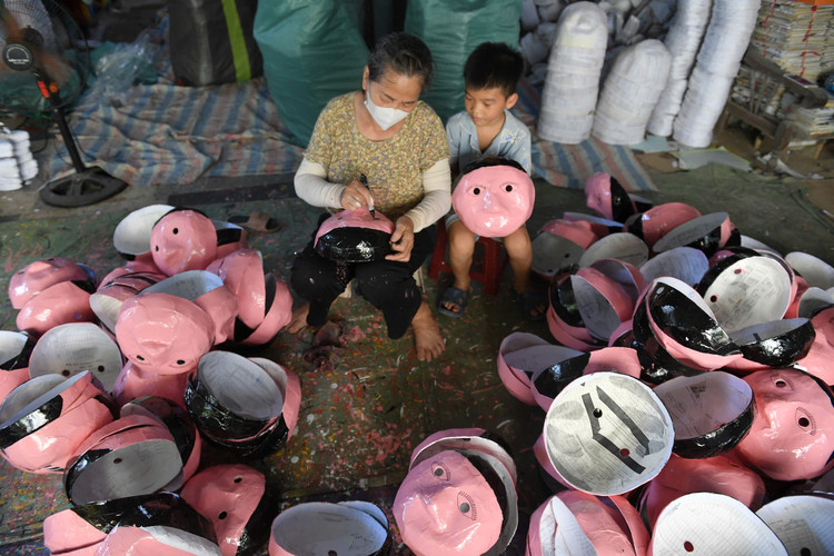 Một vài hộ dân ở làng Ông Hảo vẫn quyết tâm bám trụ với nghề đặc biệt này. Họ hoạt động và sản xuất những món đồ chơi truyền thống quanh năm, nhưng bao giờ cũng thế, dịp tất bật nhất vẫn là gần Tết Trung thu.