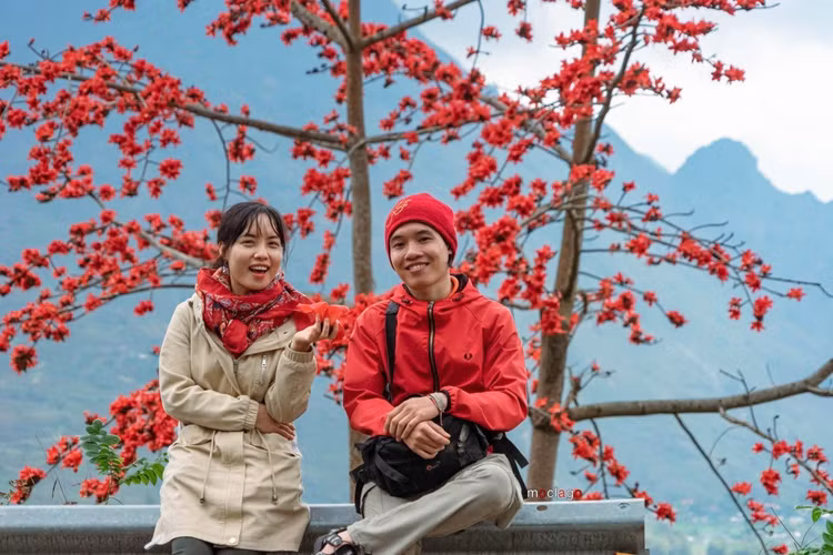 Đẹp hút hồn mùa hoa gạo rực đỏ núi rừng Hà Giang - Ảnh Trang Nguyễn