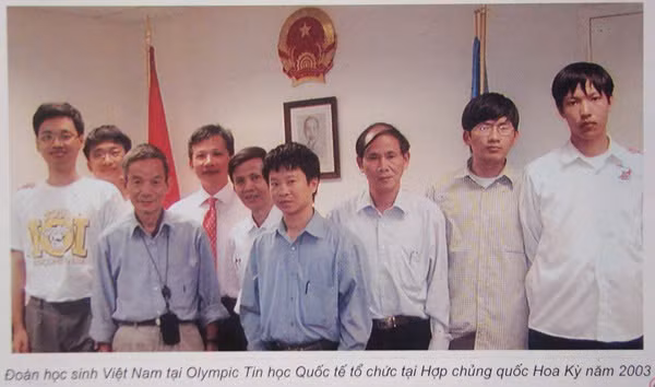 PGS.TS Nguyễn Vũ Lương dẫn đoàn học sinh Việt Nam tham dự Olympic từ hơn 20 năm trước - Ảnh: HUS