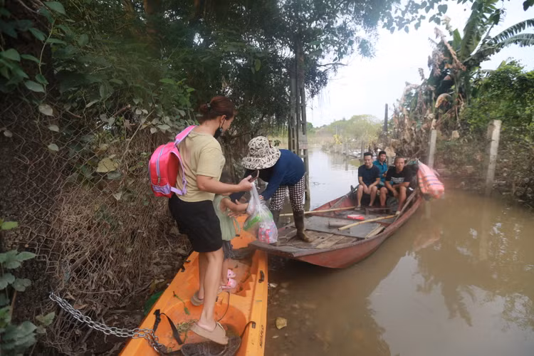 Chị Lê Thị Huế, người dân sống tại khu vực bãi giữa sông Hồng, ciha sẻ, ngày thường đưa con tới trường mẫu giáo khoảng 10 - 15 phút. Nước dâng cao, cả gia đình phải dậy sớm hơn cả tiếng, bởi lỡ chuyến thuyền là con gái muộn học, người lớn muộn làm.